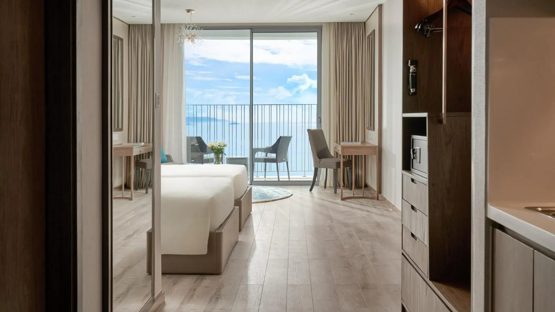 Oceanfront Grand Panorama Lejlighedshotel Nha Trang